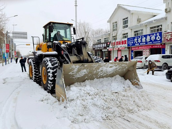 除雪保暢，山推鐵肩道義勇?lián)厝危? /> 
            <div   id=