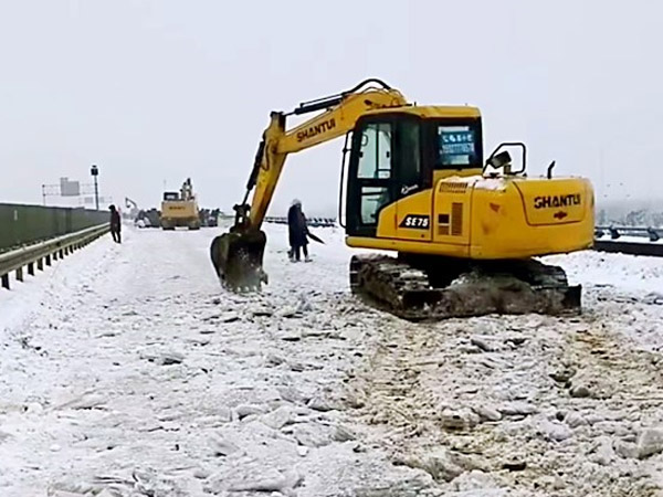除雪保暢，山推鐵肩道義勇?lián)厝危? /> 
            <div   id=